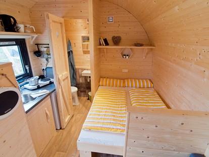 Luxury camping - Kochmöglichkeit - Niederrhein - Teeküche und Doppelbett in der Lodge ©Campingpark Kerstgenshof - Campingpark Kerstgenshof Lodge für Familien auf dem Campingpark Kerstgenshof