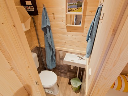 Luxuscamping - Kühlschrank - Nordrhein-Westfalen - Das WC mit Handwaschbecken in der Lodge ©Campingpark Kerstgenshof - Campingpark Kerstgenshof Lodge für bis zu drei Personen auf dem Campingpark Kerstgenshof