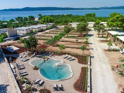 Luxuscamping - Gartenmöbel - Zadar - Campingplatz Ugljan - Meinmobilheim Premium 2 bedrooms auf dem Campingplatz Ugljan