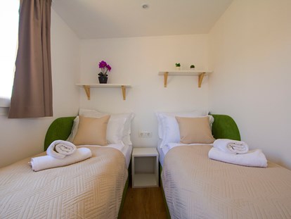 Luxuscamping - Sonnenliegen - Dalmatien - Campingplatz Ugljan - Meinmobilheim Premium 3 bedrooms auf dem Campingplatz Ugljan