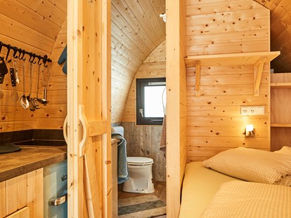 Luxury camping - Sonnenliegen - Oberinntal - Camping Dreiländereck in Tirol Woodlodges Tannen- und Fichtenhütte