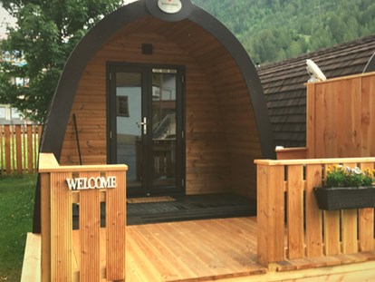 Luxury camping - Parkplatz bei Unterkunft - Tyrol - Camping Dreiländereck in Tirol Woodlodges Tannen- und Fichtenhütte