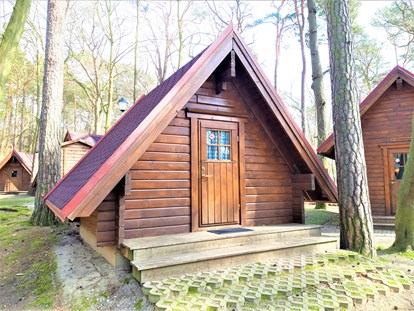 Luxury camping - Parkplatz bei Unterkunft - Ostseeküste - Camping Pommernland Übernachtungshütten für 2 Personen