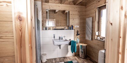 Luxuscamping - Art der Unterkunft: spezielle Unterkunft - Badezimmer mit Dusche - Camping & Ferienpark Orsingen Landhaus auf Camping & Ferienpark Orsingen