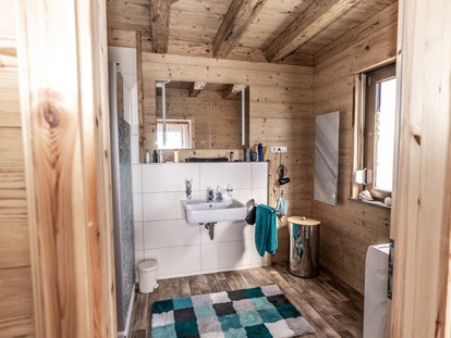 Luxury camping - Bad und WC getrennt - Badezimmer mit Dusche - Camping & Ferienpark Orsingen Landhaus auf Camping & Ferienpark Orsingen
