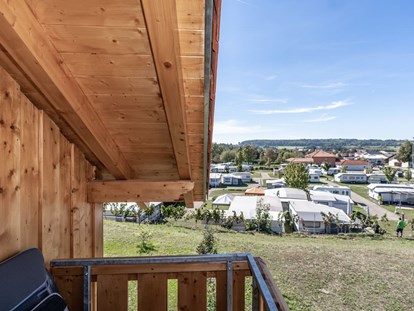 Luxuscamping - Preisniveau: gehoben - Aussicht vom Balkon - Camping & Ferienpark Orsingen Landhaus auf Camping & Ferienpark Orsingen