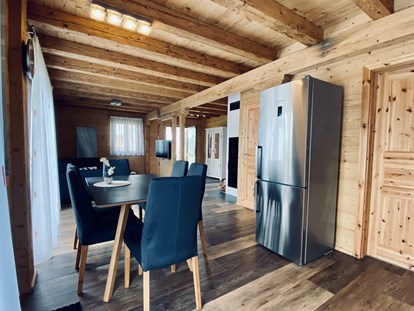 Luxuscamping - Preisniveau: gehoben - Blick vom Esszimmer in den Wohnbereich - Camping & Ferienpark Orsingen Landhaus auf Camping & Ferienpark Orsingen
