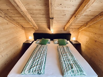Luxury camping - Bad und WC getrennt - 2. Schlafzimmer - Camping & Ferienpark Orsingen Landhaus auf Camping & Ferienpark Orsingen