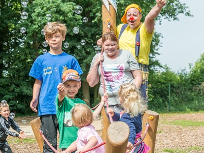 Luxury camping - TV - Clown Ati mit Kindern - Alfsee Ferien- und Erlebnispark Kleines Germanenhaus für 4 Personen am Alfsee Ferienpark