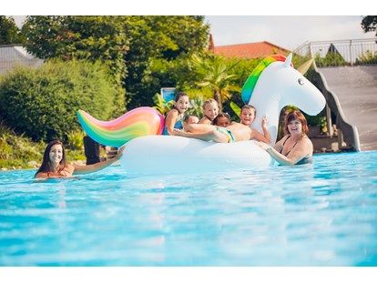 Luxuscamping - Unser Freibad im Camping & Ferienpark Orsingen - Camping & Ferienpark Orsingen Schäferhäusle auf Camping & Ferienpark Orsingen