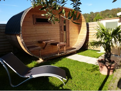 Luxuscamping - Terrasse - Unsere Fasssauna - Camping & Ferienpark Orsingen Schäferhäusle auf Camping & Ferienpark Orsingen