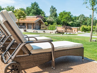 Luxuscamping - Niedersachsen - Saunagarten im Alfen Saunaland - Alfsee Ferien- und Erlebnispark Mittleres Germanenhaus für 4 Personen am Alfsee Ferienpark