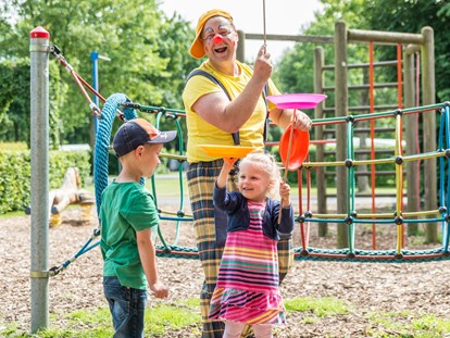Luxuscamping - Kochmöglichkeit - Clown Ati mit Kindern - Alfsee Ferien- und Erlebnispark Großes Germanenhaus für 6 Personen am Alfsee Ferienpark