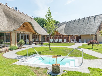 Luxuscamping - Preisniveau: gehoben - Deutschland - Saunagarten im Alfen Saunaland - Alfsee Ferien- und Erlebnispark Großes Germanenhaus für 6 Personen am Alfsee Ferienpark