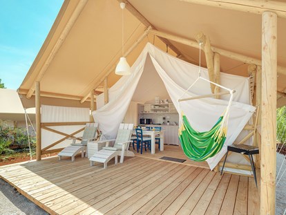 Luxuscamping - Kochmöglichkeit - Istrien - Camping Resort Lanterna - Meinmobilheim Maro Premium Glampingzelt auf dem Lanterna Premium Camping Resort
