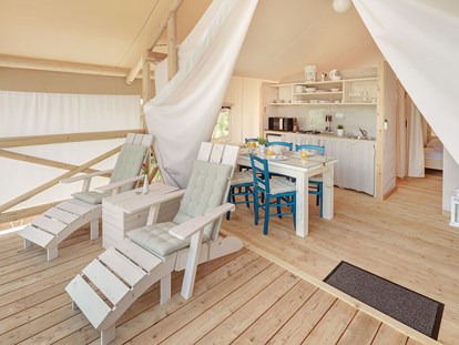 Luxuscamping - Gartenmöbel - Istrien - Camping Resort Lanterna - Meinmobilheim Maro Premium Glampingzelt auf dem Lanterna Premium Camping Resort