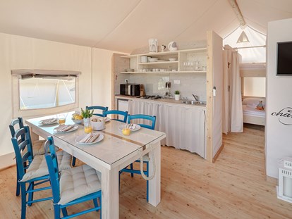 Luxuscamping - Kochmöglichkeit - Istrien - Camping Resort Lanterna - Meinmobilheim Maro Premium Glampingzelt auf dem Lanterna Premium Camping Resort
