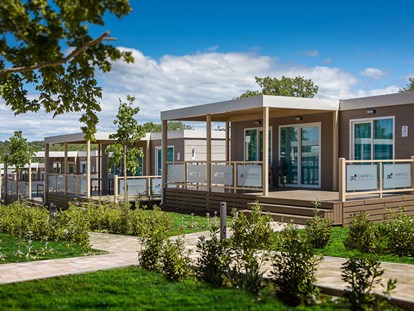 Luxuscamping - Kühlschrank - Istrien - Camping Resort Lanterna - Meinmobilheim Prestige Family auf dem Lanterna Premium Camping Resort