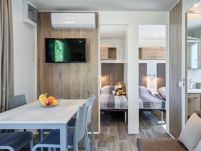 Luxuscamping - Sonnenliegen - Istrien - Camping Resort Lanterna - Meinmobilheim Prestige Family auf dem Lanterna Premium Camping Resort