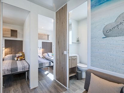 Luxuscamping - getrennte Schlafbereiche - Kroatien - Camping Resort Lanterna - Meinmobilheim Prestige Family auf dem Lanterna Premium Camping Resort