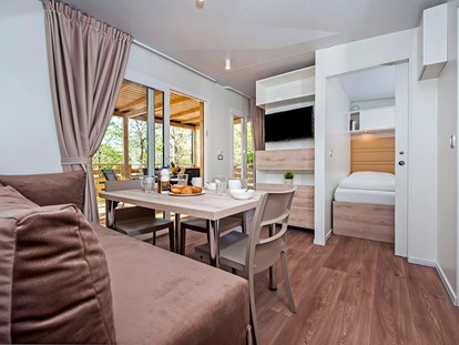 Luxury camping - Croatia - Campingplatz Puntica - Meinmobilheim Mediteran Premium Seaside auf dem Campingplatz Puntica