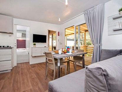 Luxuscamping - Preisniveau: exklusiv - Istrien - Campingplatz Puntica - Meinmobilheim Mediteran Comfort Family auf dem Campingplatz Puntica