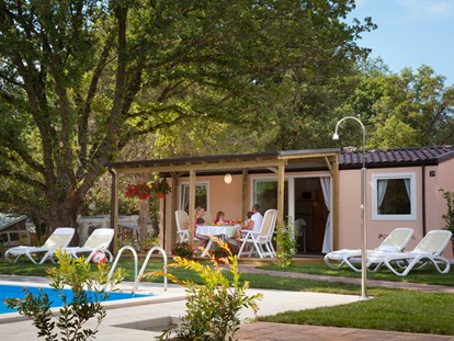 Luxuscamping - getrennte Schlafbereiche - Kroatien - Campingplatz Valkanela - Meinmobilheim Premium auf dem Campingplatz Valkanela
