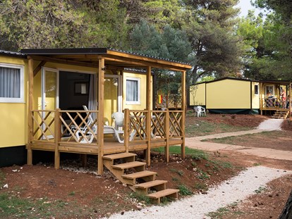 Luxuscamping - getrennte Schlafbereiche - Pula - Campingplatz Pineta - Meinmobilheim Vanga Premium auf dem Campingplatz Pineta