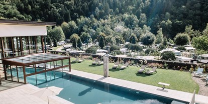 Luxuscamping - Kochmöglichkeit - Südtirol - Meran - In- und Outdoorpool mit Liegewiese - Camping Passeier Camping Passeier