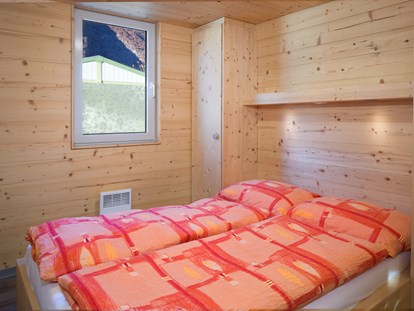 Luxury camping - Bad und WC getrennt - Valais - Doppelzimmer - Camping de la Sarvaz Chalets Alpin am Camping de la Sarvaz