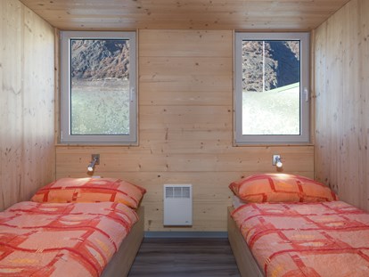 Luxuscamping - Terrasse - 2 Zimmern mit einzeln Betten - Camping de la Sarvaz Chalets Alpin am Camping de la Sarvaz
