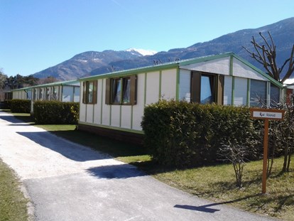 Luxury camping - Dusche - Valais - Außenansicht - Camping de la Sarvaz Chalets Alpin am Camping de la Sarvaz