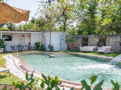 Luxuscamping - Preisniveau: exklusiv - Italien - Pool mit Wasserfall und Whirlpool - Procida Camp & Resort - GOOUTSIDE Procida Camp & Resort - La Caravella