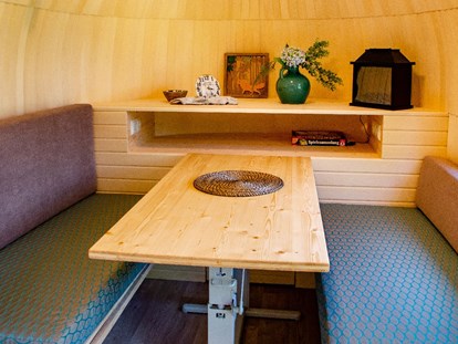 Luxury camping - Kaffeemaschine - Niederrhein - Essbereich der zur Schlafecke verwandelt werden kann - Dingdener Heide Urlaubshöhle