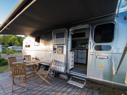 Luxuscamping - Kochmöglichkeit - Cavallino - Camping Ca' Savio Airstreams auf Camping Ca' Savio