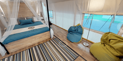Luxuscamping - Terrasse - Kärnten - Lakeside romantic Tent Schlafzimmer mit Doppelbett - Lakeside Petzen Glamping Resort Lakeside romantic Tent im Lakeside Petzen Glamping Resort