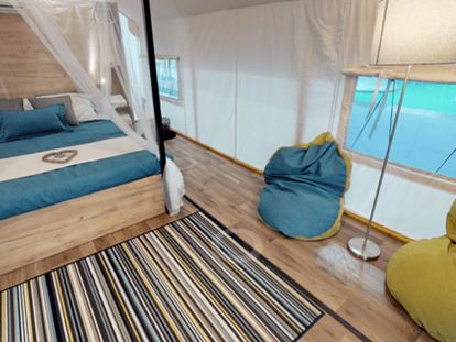 Luxuscamping - Preisniveau: exklusiv - Kärnten - Lakeside romantic Tent Schlafzimmer mit Doppelbett - Lakeside Petzen Glamping Resort Lakeside romantic Tent im Lakeside Petzen Glamping Resort