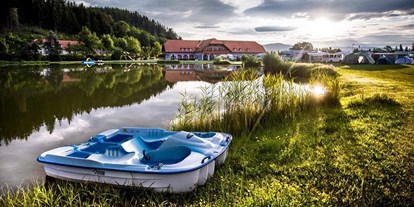 Luxuscamping - Terrasse - Kärnten - Tretboot fahren am Pirkdorfer See ist kostenfrei für unsere Glamping Gäste. - Lakeside Petzen Glamping Resort Lakeside Family Tent im Lakeside Petzen Glamping Resort