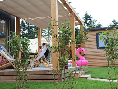Luxuscamping - TV - Österreich - Glamping Chalet - Lakeside Petzen Glamping Resort Glamping Chalet 43m²  mit großer Terrasse im Lakeside Petzen Glamping