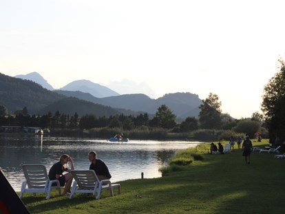 Luxuscamping - Österreich - Den Abend kann man am Ufer des Pirkdorfer Sees gemütlich ausklingen lassen. - Lakeside Petzen Glamping Resort Baumzelt im Lakeside Petzen Glamping