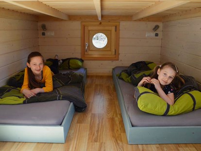 Luxury camping - Terrasse - unterer Schlafbereich - Naturcampingpark Rehberge Wurlwagen mit Seeblick - Naturcampingpark Rehberge