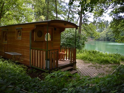 Luxury camping - Parkplatz bei Unterkunft - Seenplatte - Wurlwagen - Naturcampingpark Rehberge Wurlwagen mit Seeblick - Naturcampingpark Rehberge