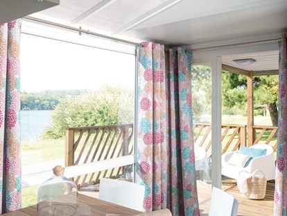Luxury camping - Preisniveau: moderat - Moselle / Müllerthal / Grevenmacher - Zimmer - Camping Neumuehle Muellerthal Loggia MobilHeim Glamping Neumuhle Luxemburg. 4 Pers. 2 Schlaffzimmer. Douche. Wc.
