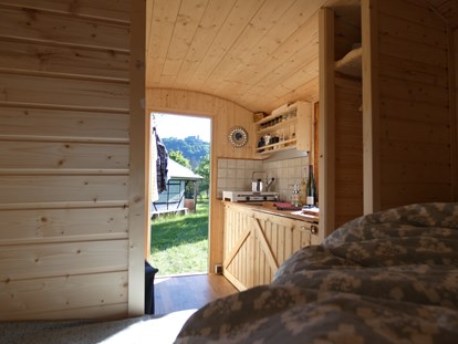 Luxuscamping - Hessen Nord - Blaumeischen, Blick nach draußen - Ecolodge Hinterland Bauwagen Lodge
