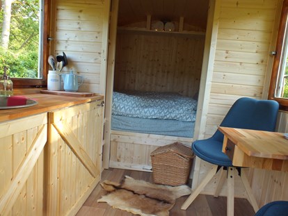 Luxury camping - Hesse - Blaumeischen, Bett: 140x180 cm - Ecolodge Hinterland Bauwagen Lodge