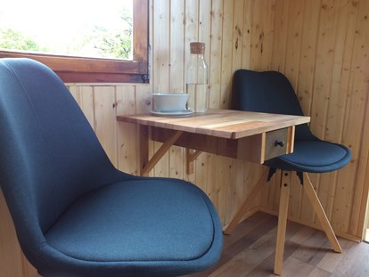 Luxuscamping - Gartenmöbel - Hessen - Sitz- und Essbereich im Blaumeischen - Ecolodge Hinterland Bauwagen Lodge