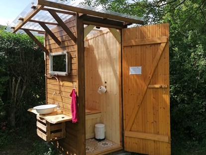 Luxuscamping - Gartenmöbel - Deutschland - Toilettenhäuschen mit Kompost-Trenntoilette und Waschbecken - Ecolodge Hinterland Bauwagen Lodge
