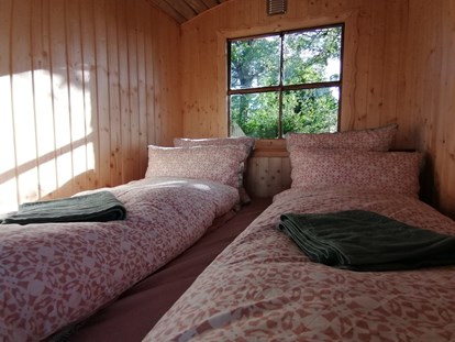 Luxuscamping - Gartenmöbel - Hessen - Bett im Kohlmeischen, Bett:160x200 cm - Ecolodge Hinterland Bauwagen Lodge