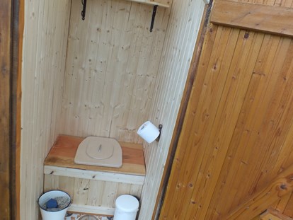 Luxuscamping - Kochmöglichkeit - Deutschland - Toilettenhäuschen mit Kompost-Trenntoilette - Ecolodge Hinterland Bauwagen Lodge