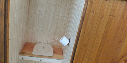 Luxuscamping - Hessen - Toilettenhäuschen mit Kompost-Trenntoilette - Ecolodge Hinterland Bauwagen Lodge